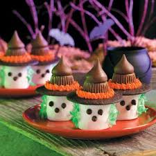 Take just 30 minutes to make these delicious no-bake "Marshmallow Witches". Could be used as quick party favors or just to have around the house for a small treat this Halloween!