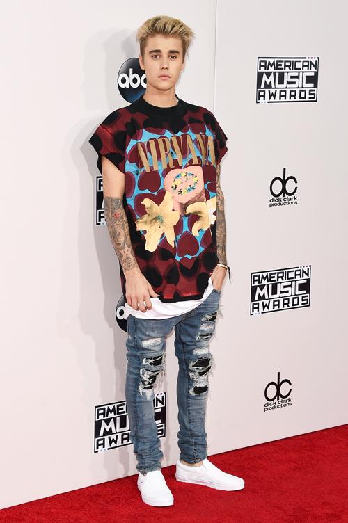 Bieber is seen on the red carpet attending the 2015 American Music Awards.