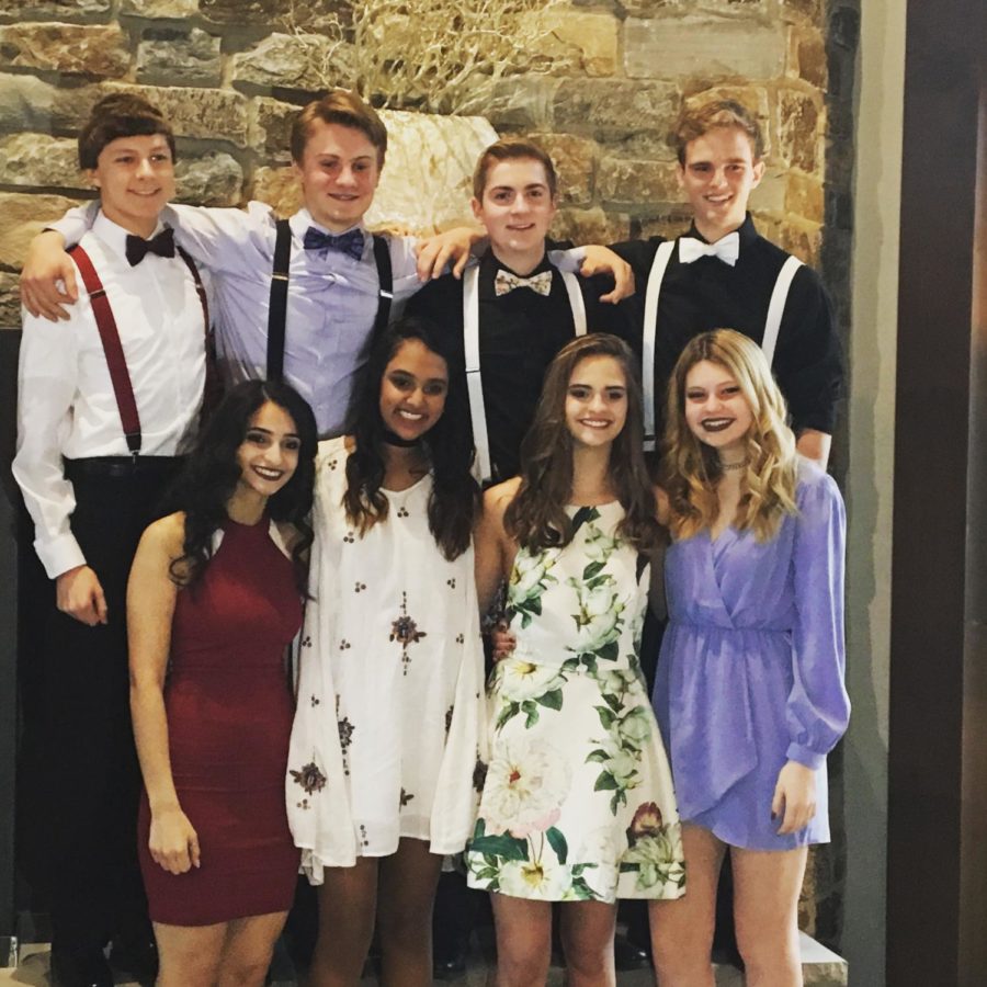 A group of snazzy LHS juniors and seniors getting ready for the dance.