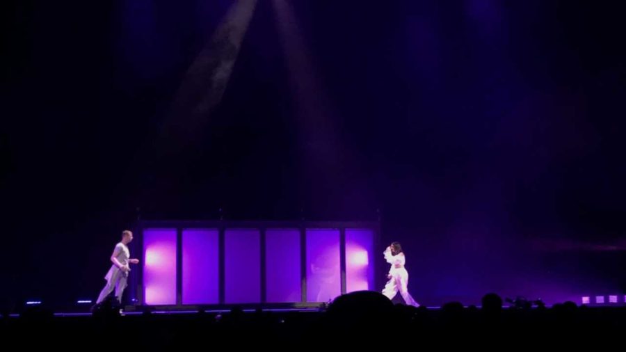 Lorde performed Supercut in the Pinnacle Bank Arena alongside a male dancer.