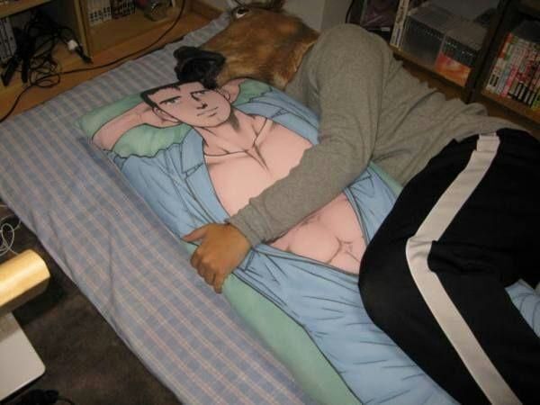 Aging Otaku Uses Body Pillow for Lower Back Pain