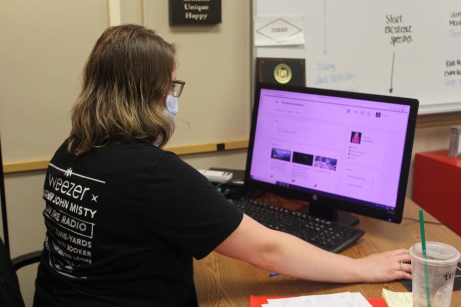LHS speech teacher Katie Kroeze logged on to DL2: the course interface that students will use throughout the semester in dual enrollment speech.