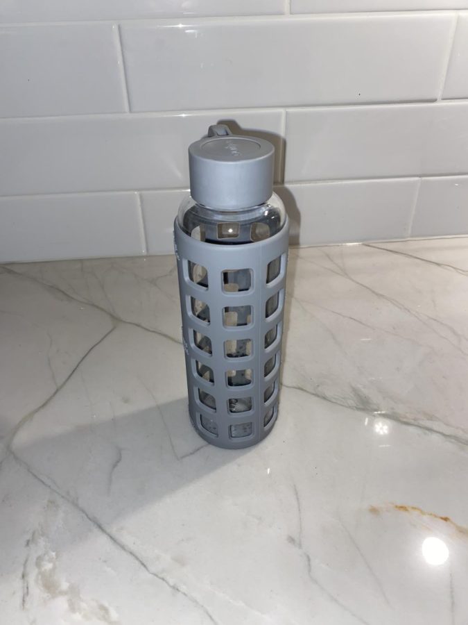 If you are looking for a water bottle so you can start drinking more water, then a glass water bottle is a perfect option.