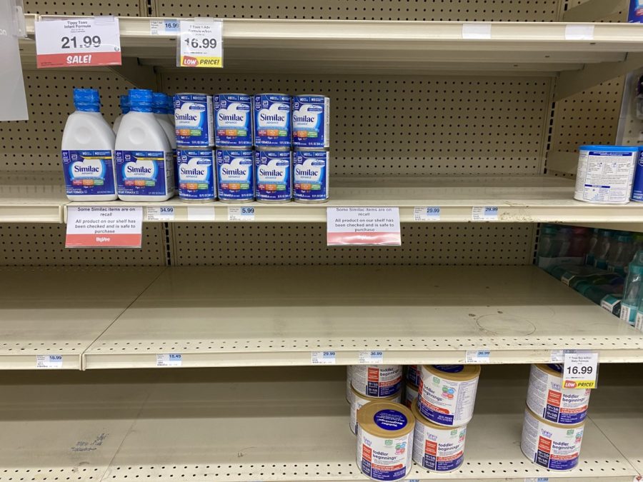 Many+grocery+stores%2C+like+this+Hyvee%2C+are+experiencing+a+shortage+of+available+baby+formula.