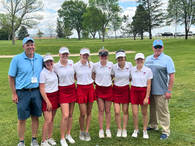 The 2022 team after the final round of the State golf tournament.