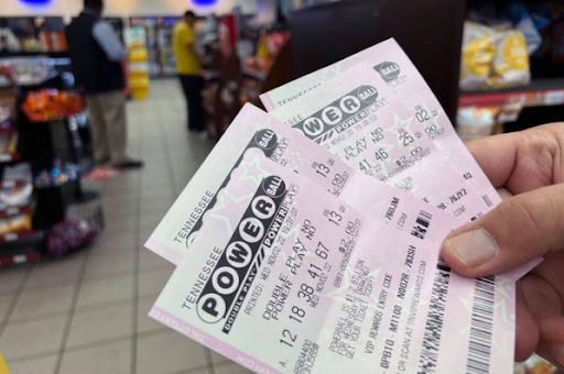 Excited customers receive their many tickets for the Powerball lottery. (Used with permission by Heute.com)
