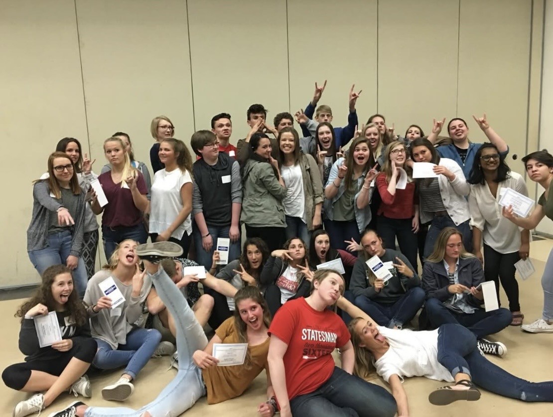 Statesman even participated in the Instagram trend, showing the 2016 class striking a pose (Photo used with permission by Instagram/@lhsstatesman).